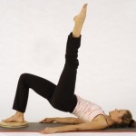 pilatesuebung shoulder bridge with rotational discs_dagmar mathis