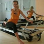 pilatesuebung single thigh stretch reformer_dagmar mathis pilatesuebung single thigh stretch reformer_dagmar mathis